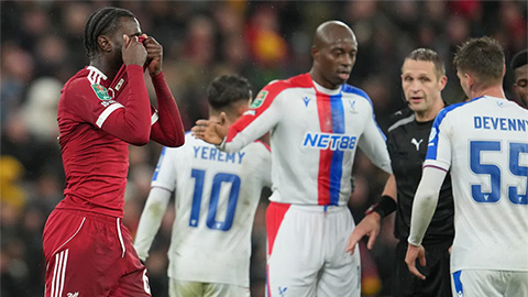  Arne Slot tự ‘kề dao vào cổ’